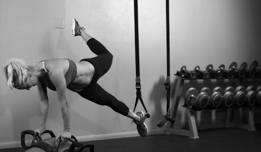 Nő gyakorlatot végez